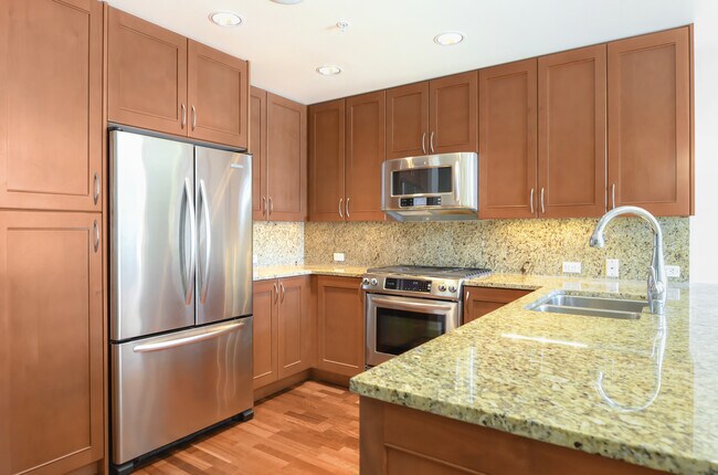Building Photo - Luxury unit in Washington Square. Water/ga...
