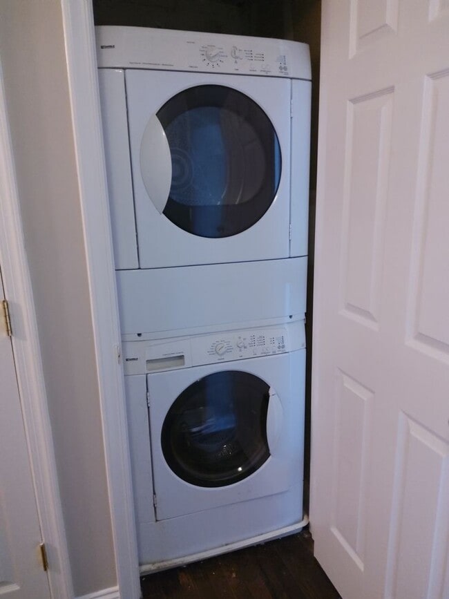 Building Photo - Ready to Move In 2 Bedroom near Ravens Stadium w/ Two Decks!