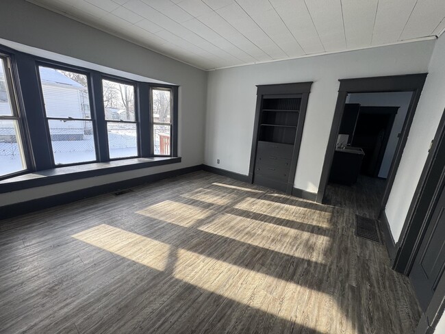 Building Photo - 610 Plum-