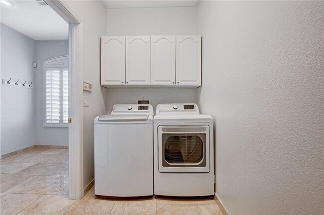 Building Photo - Amazing condominium in gated upscale neigh...