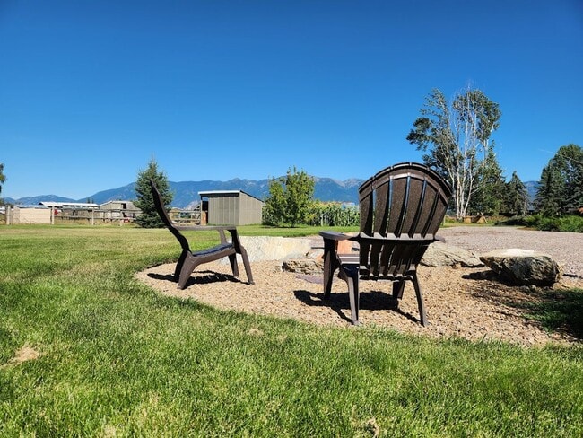 Building Photo - Beautiful Country Townhome!