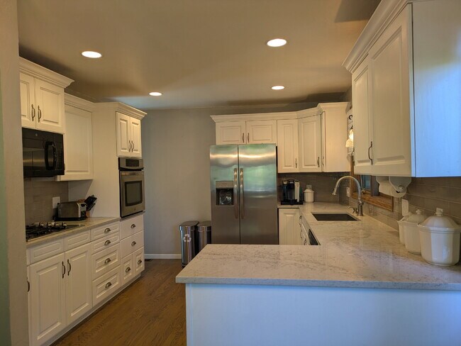 Building Photo - "Spacious 4-Bedroom Retreat with 3.5 Baths...