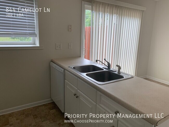 Building Photo - 844 Camelot Ln