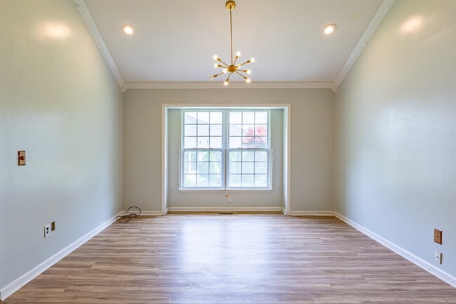 Building Photo - Spacious & Stylish 3-Bedroom Townhome in S...