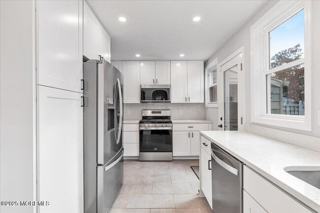 Building Photo - 14 Prospect Ave N