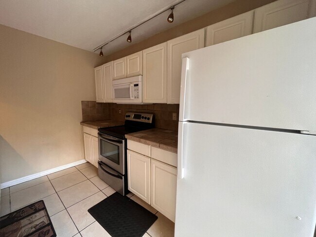 Building Photo - 5373 Bamboo Ct