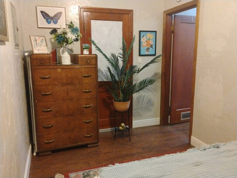 Building Photo - 22 W Main St