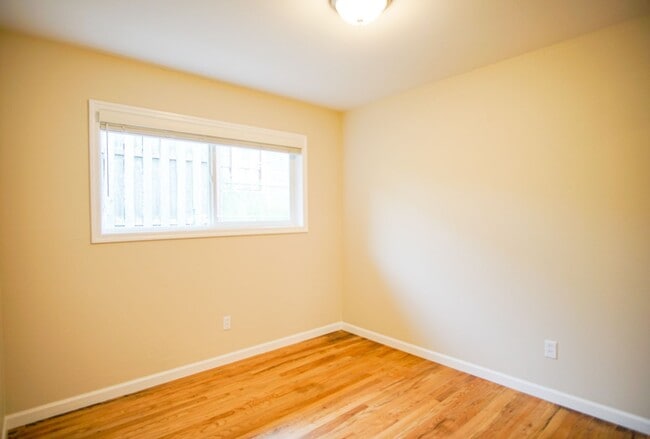 Building Photo - Updated Vintage 2Bed Courtyard Flat w/ AC & DW by Mt. Tabor!