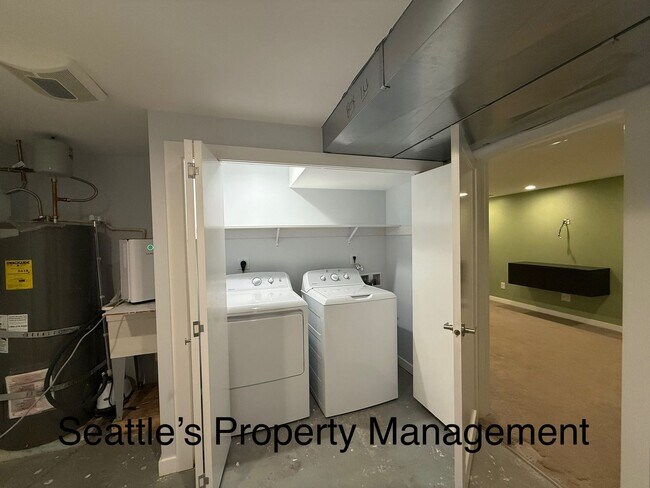 Building Photo - ***FREE OCTOBER RENT***  Deceptively Large...