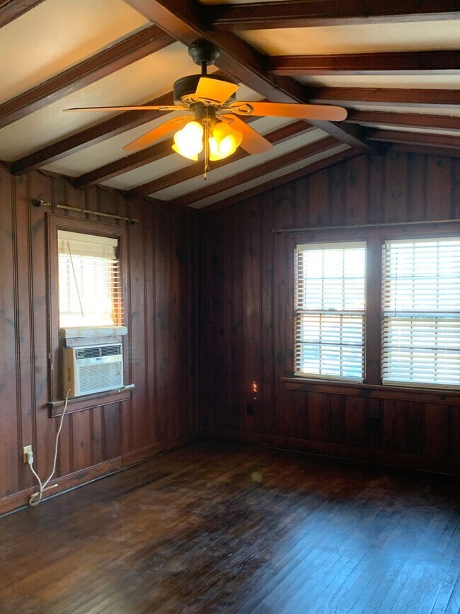 Building Photo - Two Bedroom Home Close to Medical Center