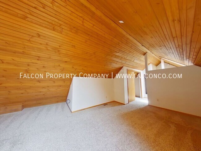 Building Photo - 985 Pulpit Rock Cir S