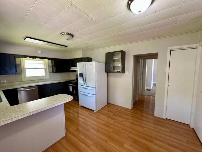 Building Photo - Norwood- Adorable Duplex with ample space ...