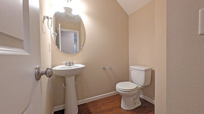 Building Photo - 4 bedroom 2.5 bathroom home