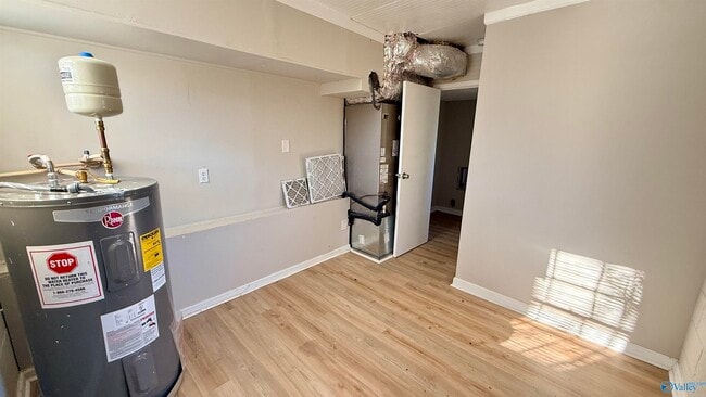 Building Photo - 2004 Chambers Dr NE