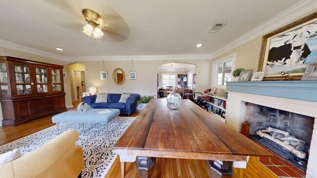 Building Photo - Gorgeous and updated home in Heart of Auburn