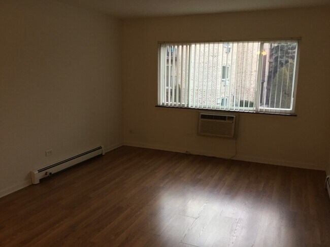 Building Photo - 1304 S Hunt Club Dr