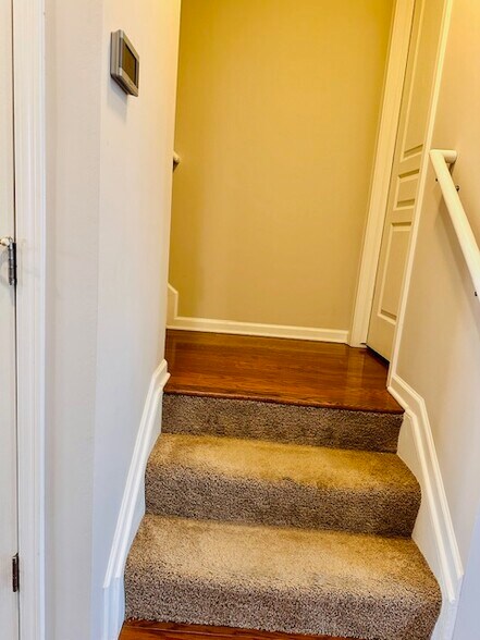 Building Photo - 863 Barclay Cir