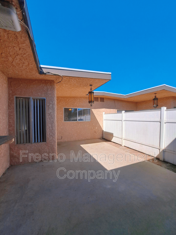 Building Photo - 543 W Alamos Ave