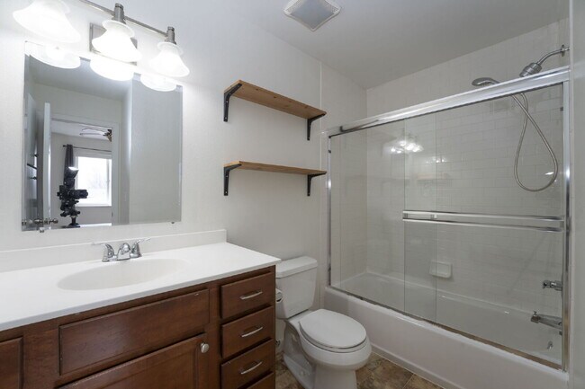 Building Photo - North Longmont Sunny One Bedroom Condo!