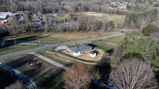 Building Photo - 313 Arrowood St SE