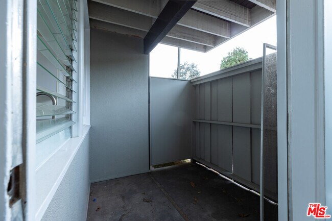 Building Photo - 11131 Rose Ave