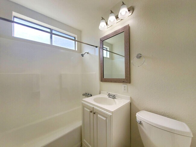 Building Photo - Rosewood Villas: 2 Bedrooms, 1 Bathroom - ...