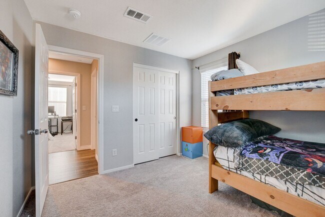 Building Photo - Stunning 3 Bed Home with Loft, Den & Upgraded Kitchen