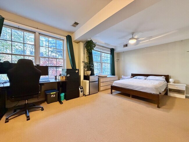 Building Photo - 83 Monroe St