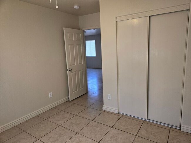 Building Photo - 3 bed, 1 bath, in a Duplex located in Sout...