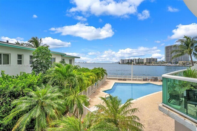 Building Photo - 2000 Bay Dr