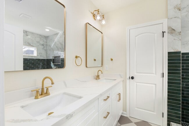 Building Photo - 102 E Val Verde St