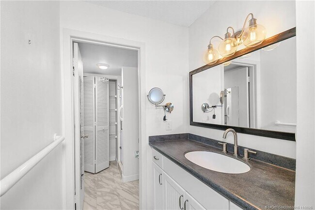 Building Photo - 7410 S Ocean Dr