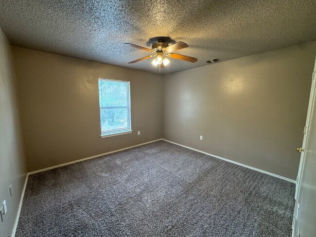 Building Photo - Captivating Townhome in Whisperwood