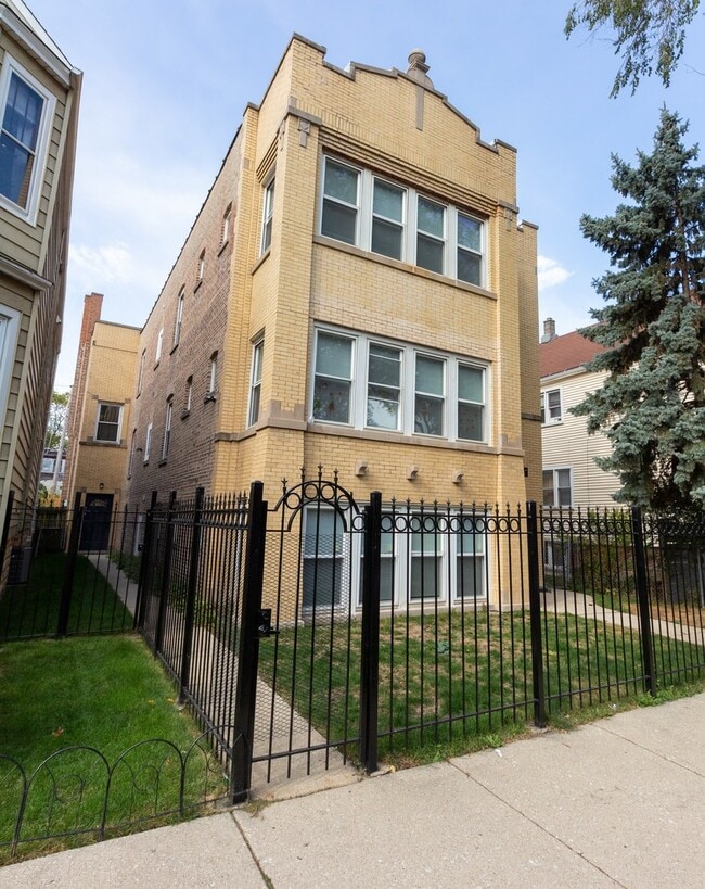 Primary Photo - 2620 N Springfield Ave