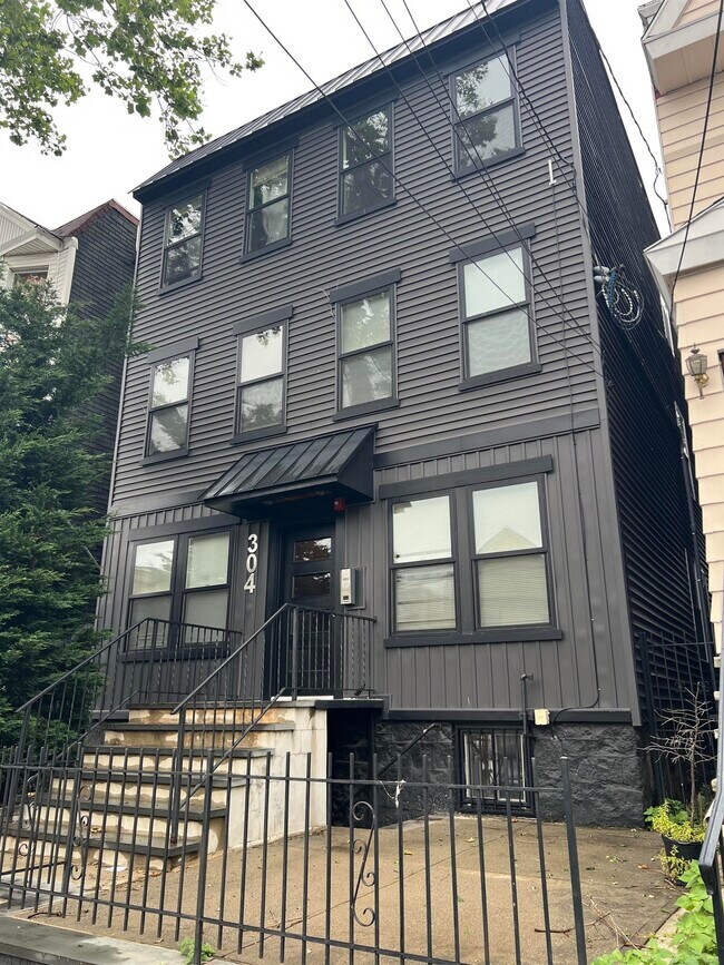 Primary Photo - 304 Ege Ave