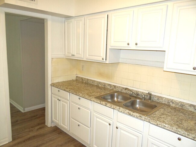 Building Photo - 3 Bedroom, 1 bath home - Just renovated