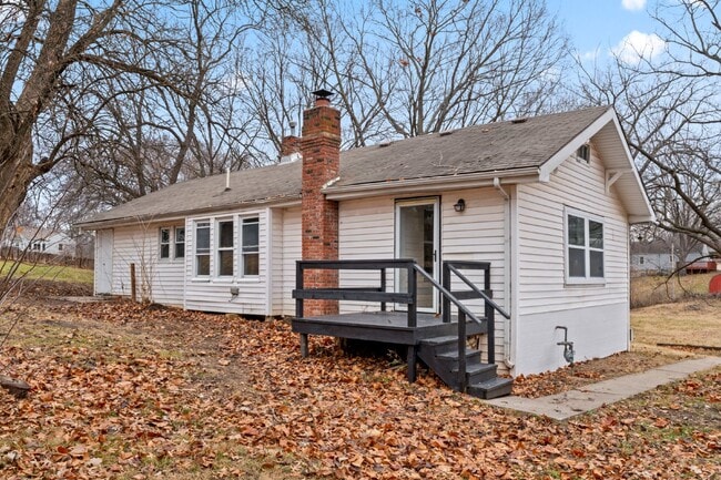 Building Photo - COMING SOON!! Charming 2-Bedroom Haven in Kansas City Northland!