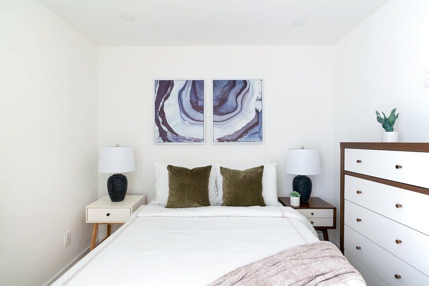 Building Photo - 244 E 75th St