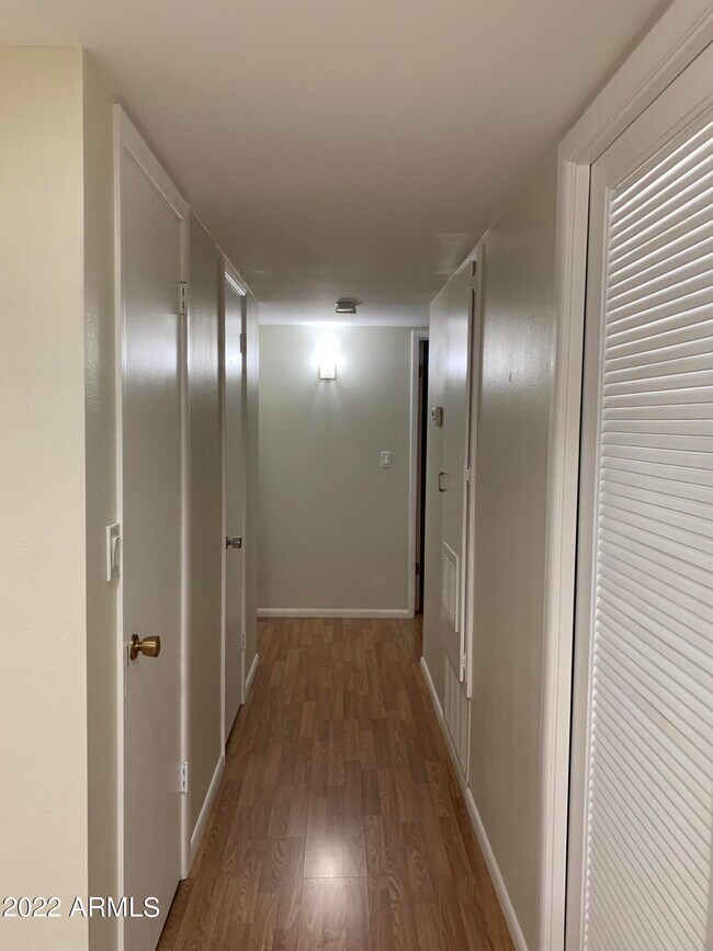 Building Photo - 10138 W Pinehurst Dr