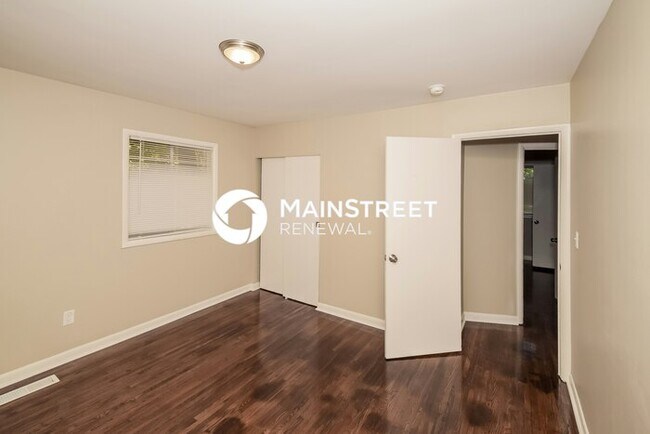 Building Photo - 3 Bedroom Pet-Friendly Home in Birmingham, AL with Main Street Renewal