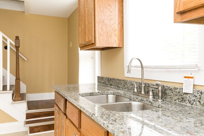 Building Photo - Cute, Clean & Completely Renovated