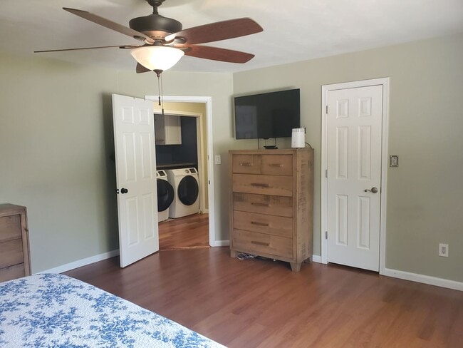 Building Photo - Deep Creek