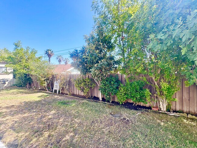 Building Photo - Spacious 2 bedroom, 2 bathroom