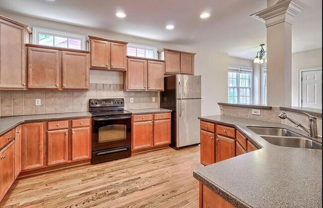 Building Photo - Recently Remodeled Lake Carolina Home