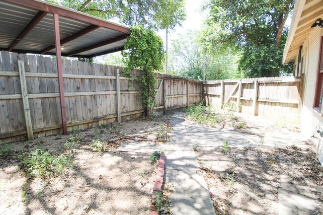 Building Photo - 436 W Rosewood Ave