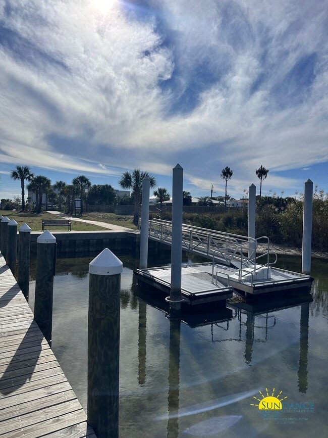 Building Photo - Charming Two-Story Townhome Near the Beach!