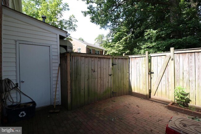 Building Photo - 748 Azalea Dr