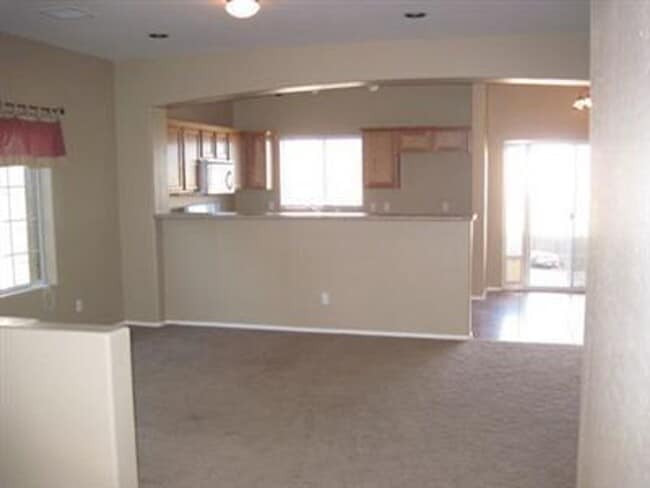 Building Photo - 2 Bedroom 2 Bath in Mountain Gate Contact ...