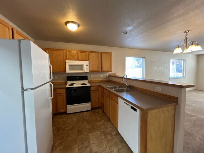 Building Photo - 3 Bedroom Townhouse in The Pines at Pilot ...