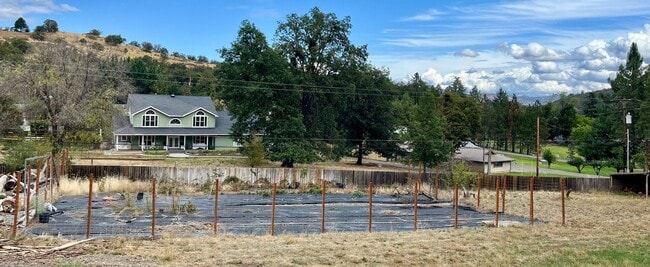 Building Photo - 3 Bedroom Plus Office, 2.5 Bath Located in...